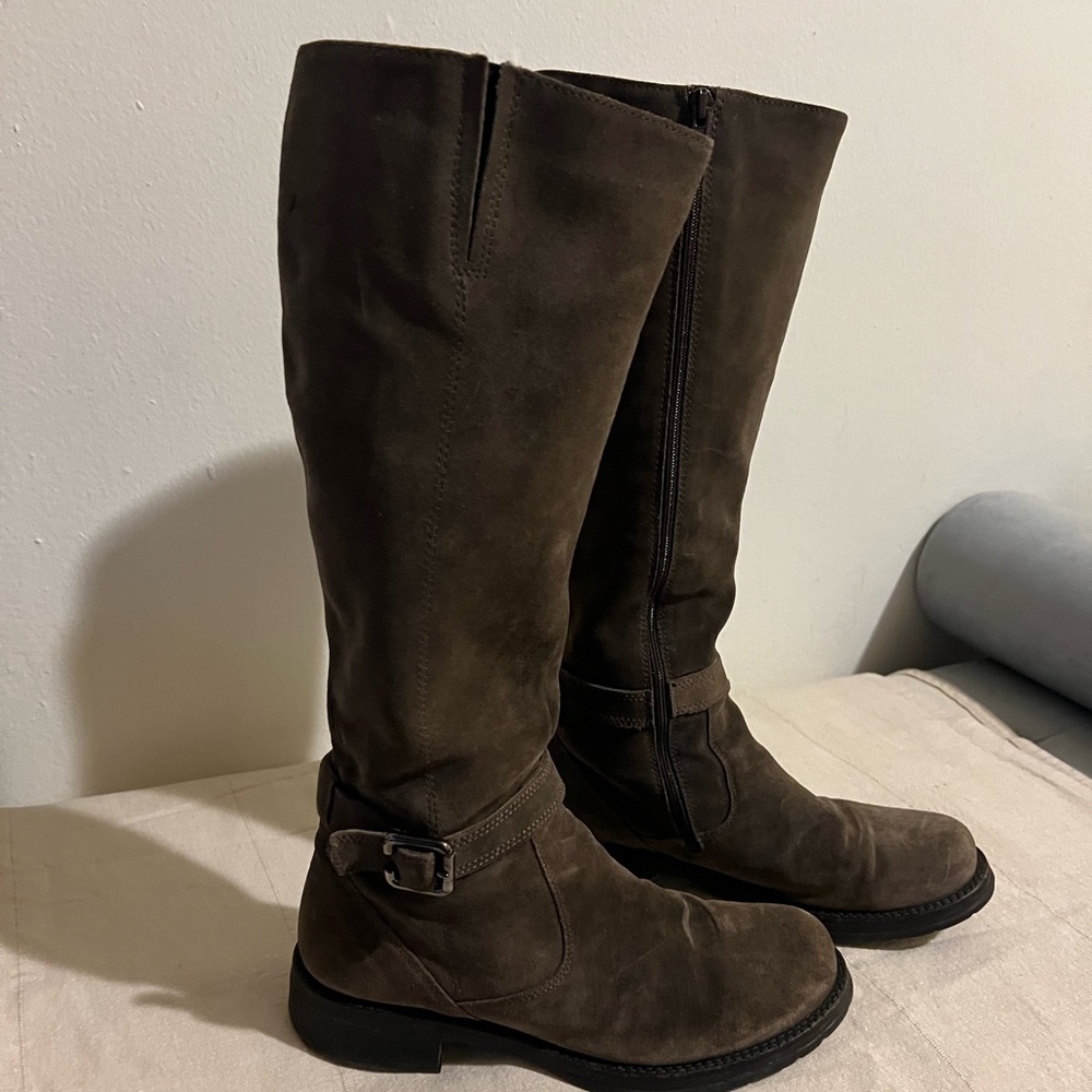 La CANADIENNE Women’s Boot Size 9 Knee High Brown Suede